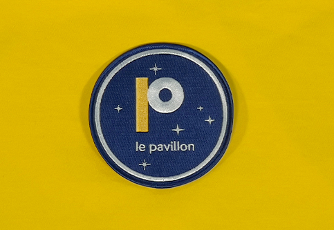 Geborduurde badges voor de tentoonstelling Stellar Scape van het Paviljoen van Namen