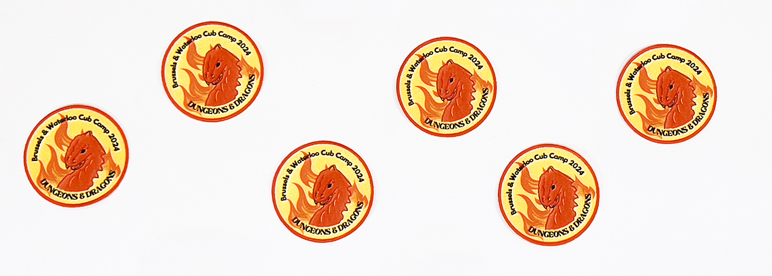 Combinatie van geborduurde badges voor een zomerkamp met als thema draken en kerkers