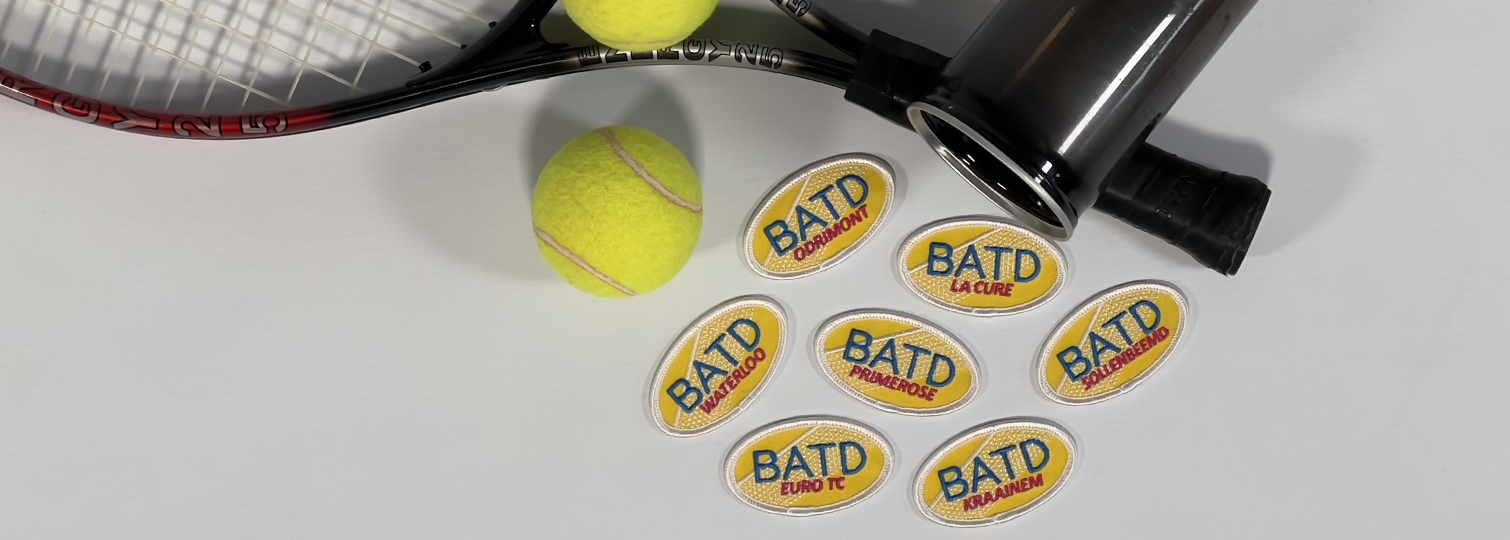 Combinatie van geborduurde badges voor de BATD Kraainem tennisschool