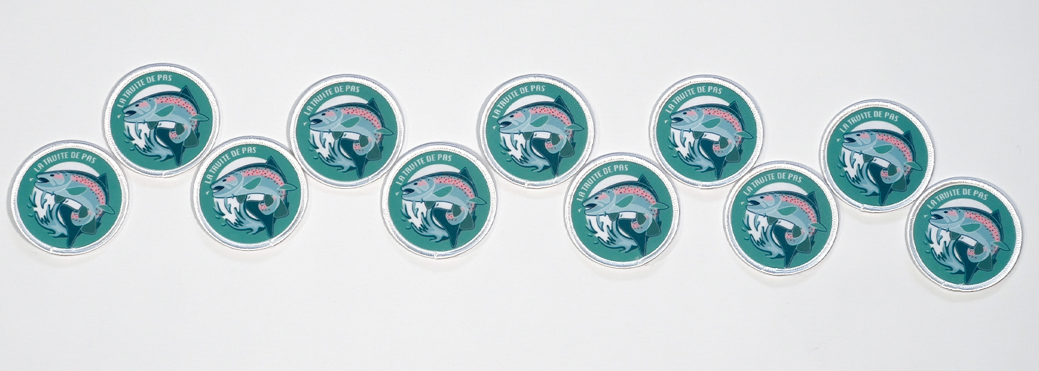 Combinatie van gesublimeerde badges voor de visclub Pas-en-Artois