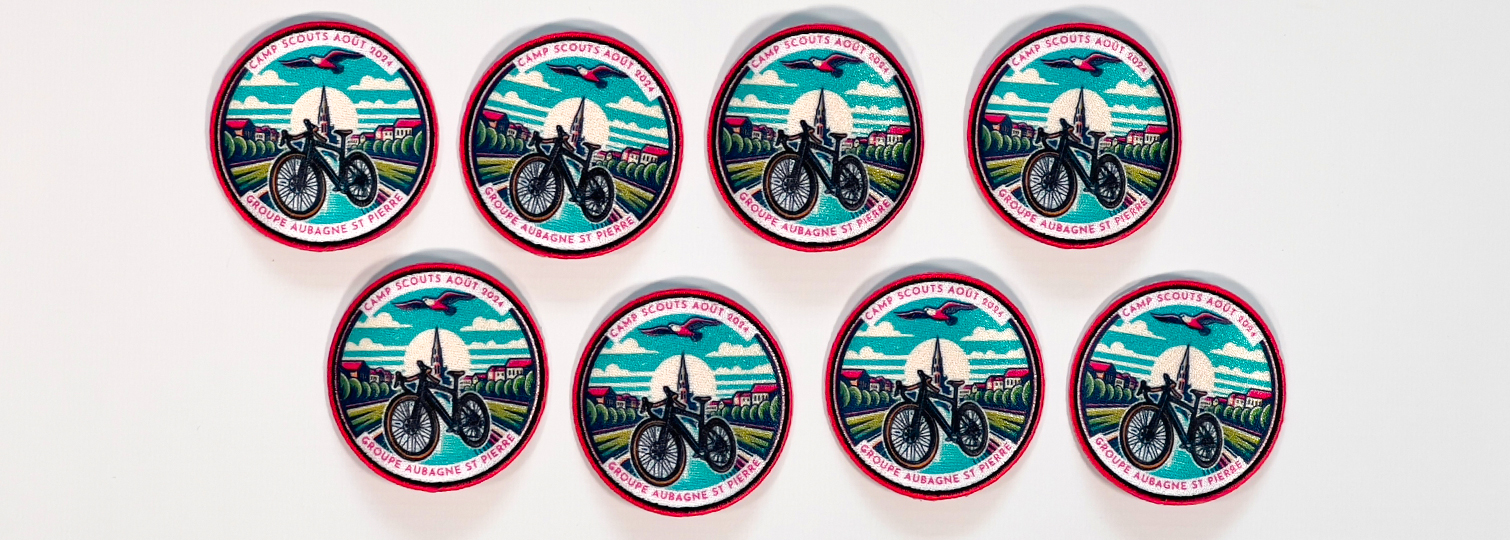 Combinatie van gesublimeerde geborduurde badges voor een scouts fietskamp