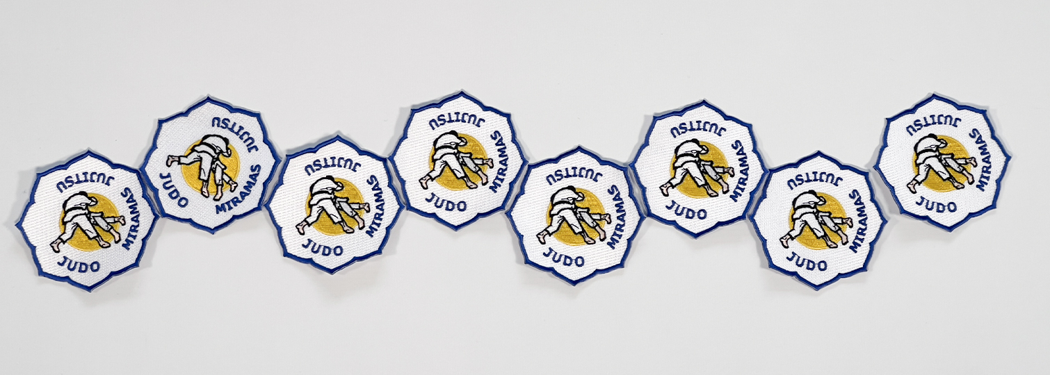 Combinatie van geborduurde badges voor de Miramas judo en jujitsu club