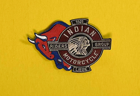 Geborduurde patches voor de motorrijders van de Indian Motorcycle groep in Luik