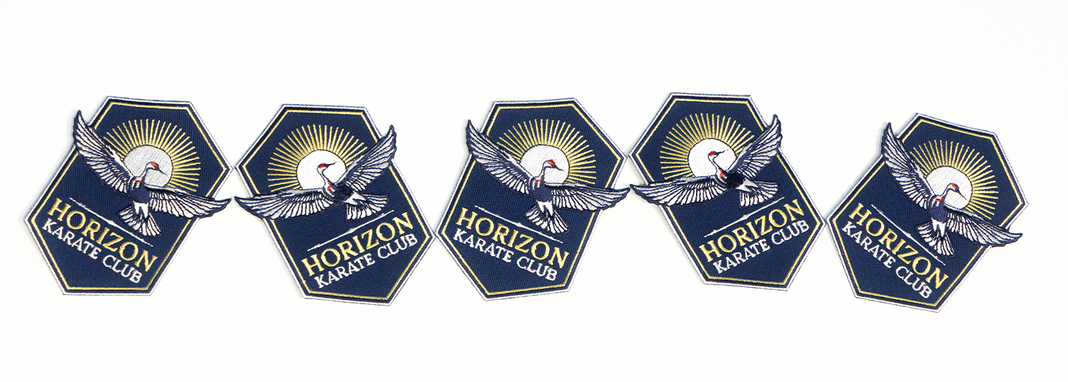 Combinatie van geborduurde emblemen voor de Karateclub Horizon.