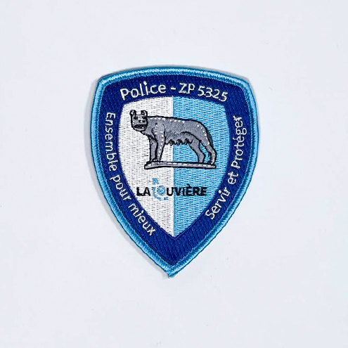 Borduren van de badge politiezone La Louviere